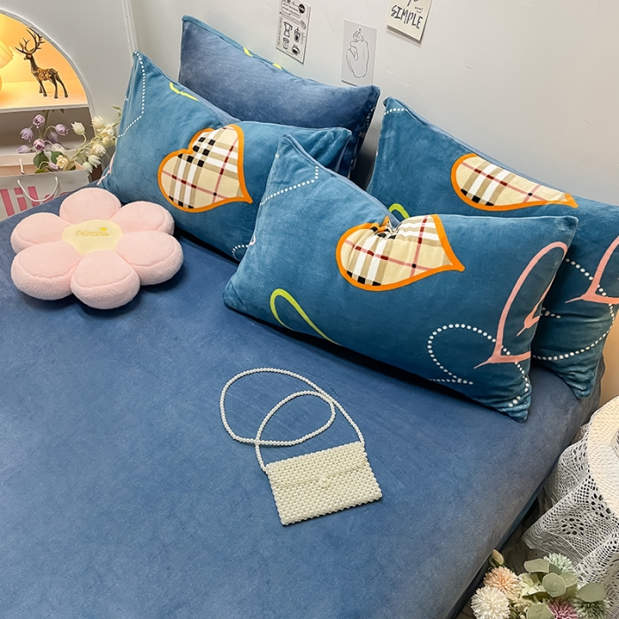 91家纺网 家纺一手货源 找家纺 芃成家纺 2021新款牛奶绒印花四件套 心动