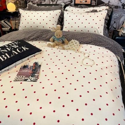 91家纺网 家纺一手货源 找家纺 HL原创 2021新款花边款牛奶绒四件套 红波点