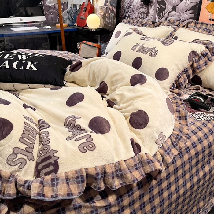 91家纺网 家纺一手货源 找家纺 HL原创 2021新款花边款牛奶绒四件套 字母圆点