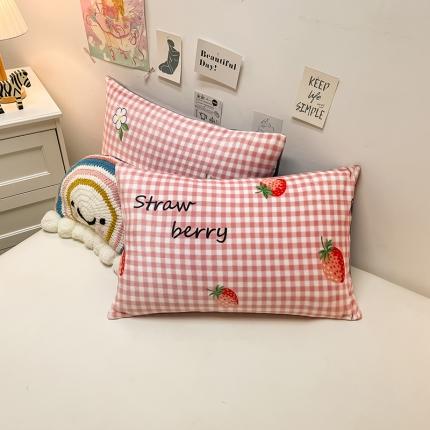 91家纺网 家纺一手货源 找家纺 芃成家纺 2021新款牛奶绒印花单枕套一对 草莓格