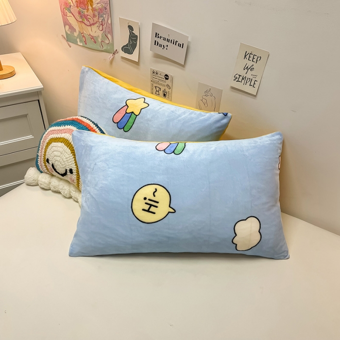 91家纺网 家纺一手货源 找家纺 芃成家纺 2021新款牛奶绒印花单枕套一对 欢乐一家