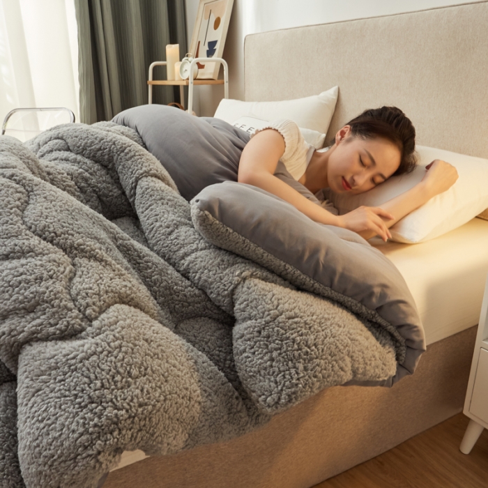 91家纺网 家纺一手货源 找家纺 畅销被业 2021新款羊羔绒冬被 灰色