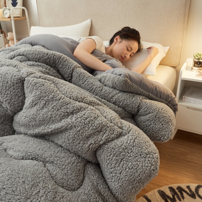 91家纺网 家纺一手货源 找家纺 畅销被业 2021新款羊羔绒冬被 灰色