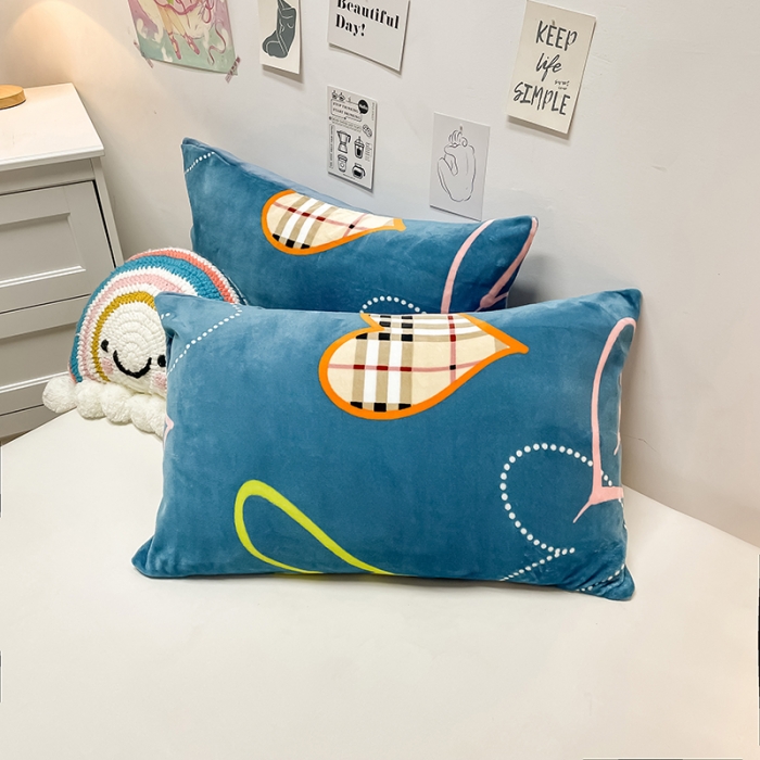 91家纺网 家纺一手货源 找家纺 芃成家纺 2021新款牛奶绒印花单枕套一对 心动