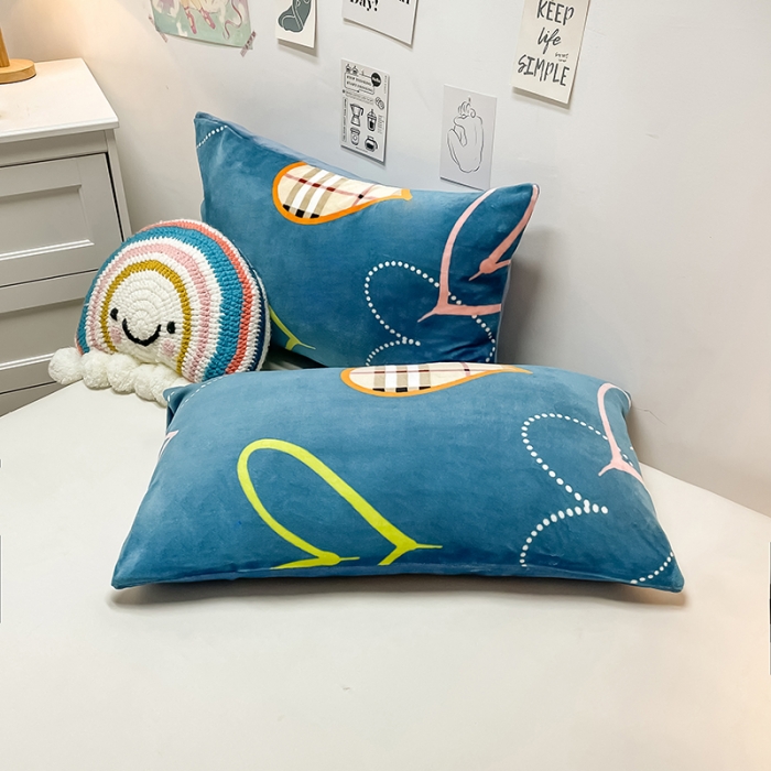 91家纺网 家纺一手货源 找家纺 芃成家纺 2021新款牛奶绒印花单枕套一对 心动