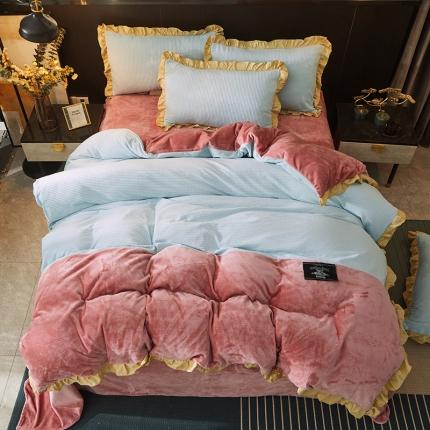 91家纺网 家纺一手货源 找家纺 芃成家纺 2021新款牛奶绒双拼花边四件套 条纹双拼花边湖蓝