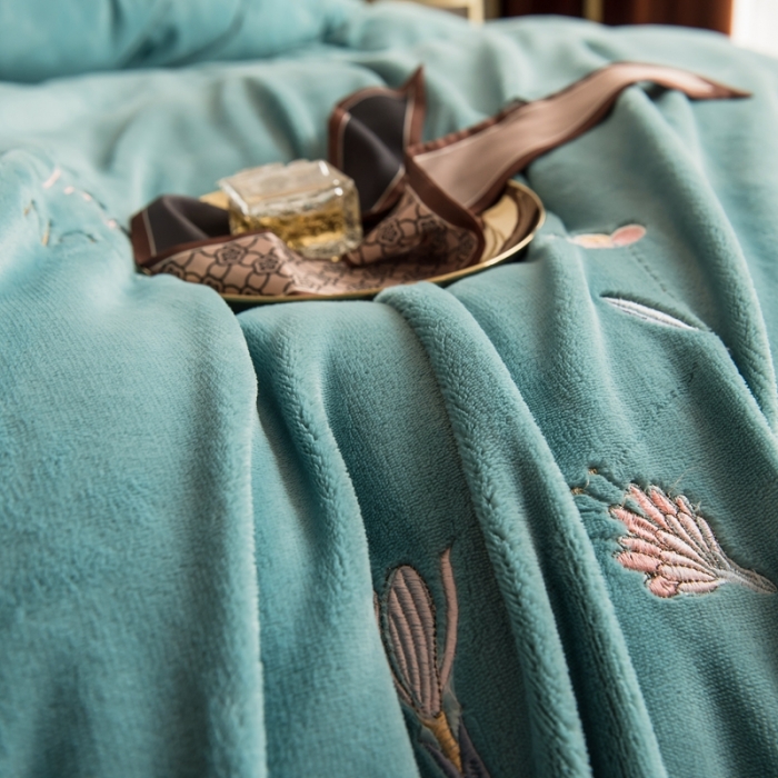 91家纺网 家纺一手货源 找家纺 绒博士240g法莱牛奶水晶宝宝贝贝魔法四件套-浪漫花丛 冰蓝