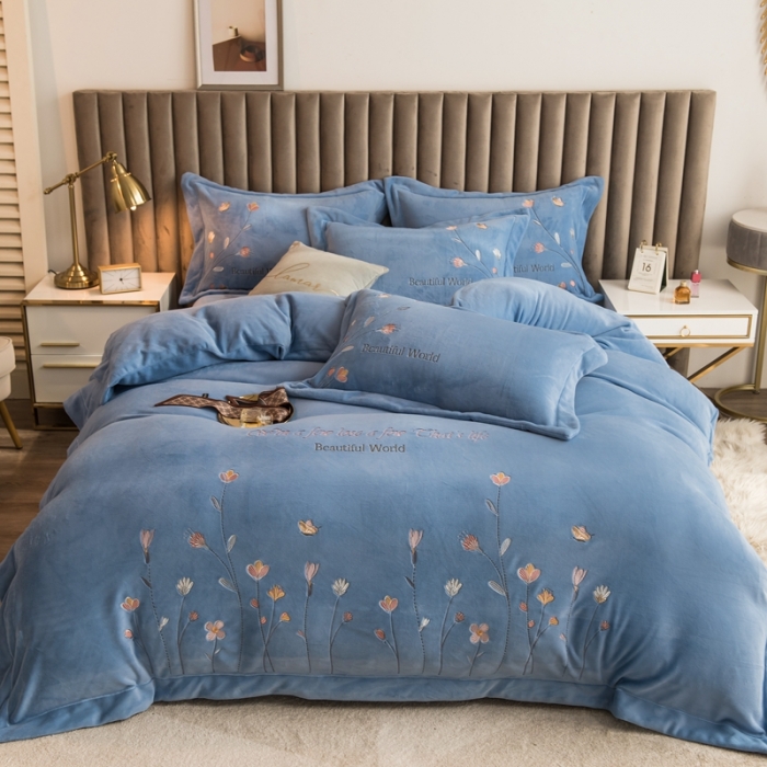 91家纺网 家纺一手货源 找家纺 绒博士240g法莱牛奶水晶宝宝贝贝魔法四件套-浪漫花丛天空蓝