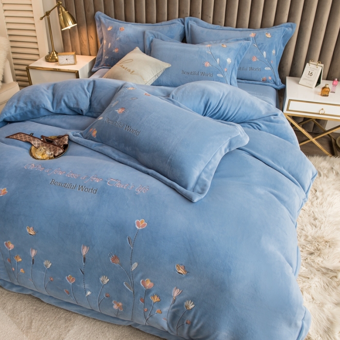 91家纺网 家纺一手货源 找家纺 绒博士240g法莱牛奶水晶宝宝贝贝魔法四件套-浪漫花丛天空蓝