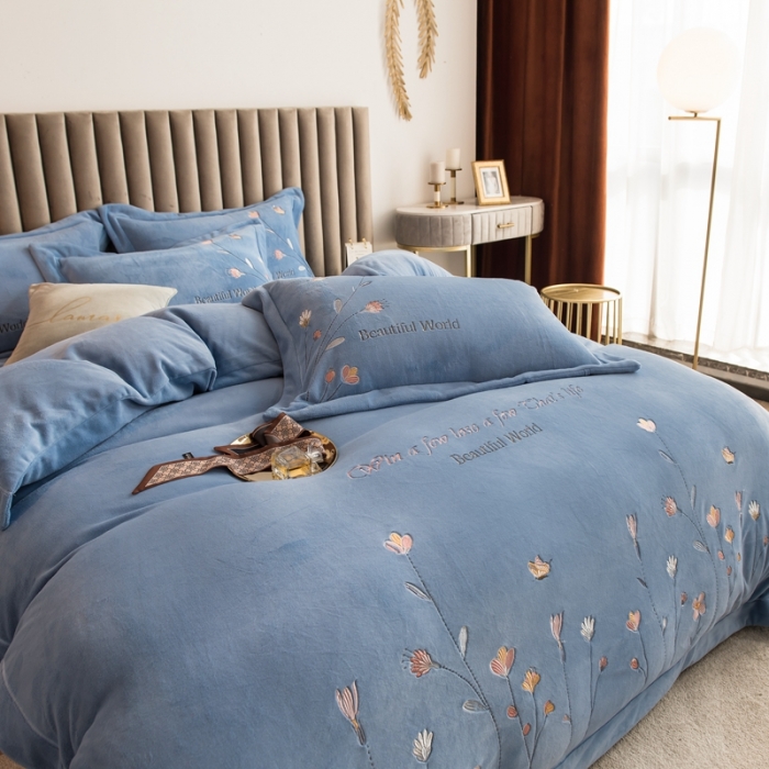 91家纺网 家纺一手货源 找家纺 绒博士240g法莱牛奶水晶宝宝贝贝魔法四件套-浪漫花丛天空蓝