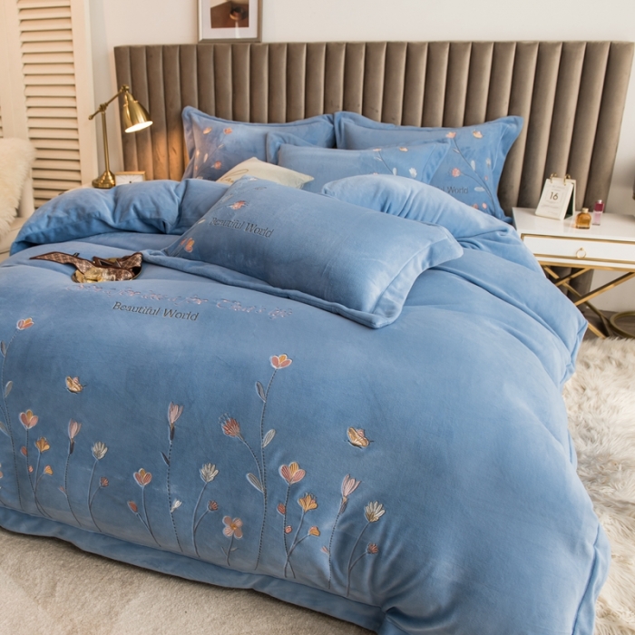 91家纺网 家纺一手货源 找家纺 绒博士240g法莱牛奶水晶宝宝贝贝魔法四件套-浪漫花丛天空蓝