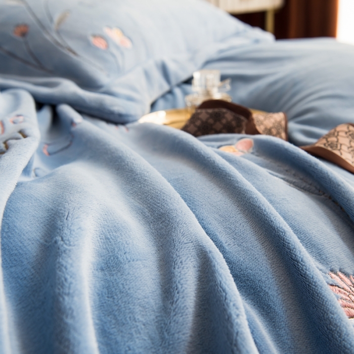 91家纺网 家纺一手货源 找家纺 绒博士240g法莱牛奶水晶宝宝贝贝魔法四件套-浪漫花丛天空蓝