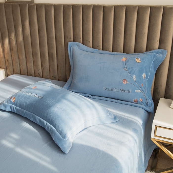 91家纺网 家纺一手货源 找家纺 绒博士240g法莱牛奶水晶宝宝贝贝魔法四件套-浪漫花丛天空蓝