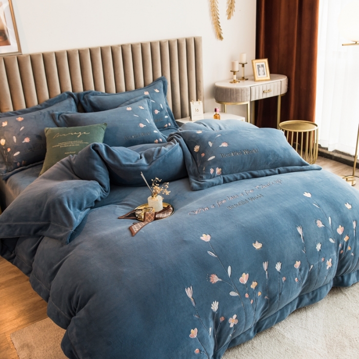 91家纺网 家纺一手货源 找家纺 绒博士240g法莱牛奶水晶宝宝贝贝魔法四件套-浪漫花丛 幽蓝