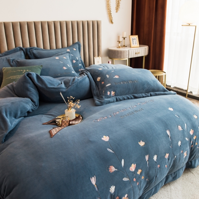 91家纺网 家纺一手货源 找家纺 绒博士240g法莱牛奶水晶宝宝贝贝魔法四件套-浪漫花丛 幽蓝