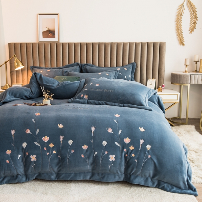 91家纺网 家纺一手货源 找家纺 绒博士240g法莱牛奶水晶宝宝贝贝魔法四件套-浪漫花丛 幽蓝