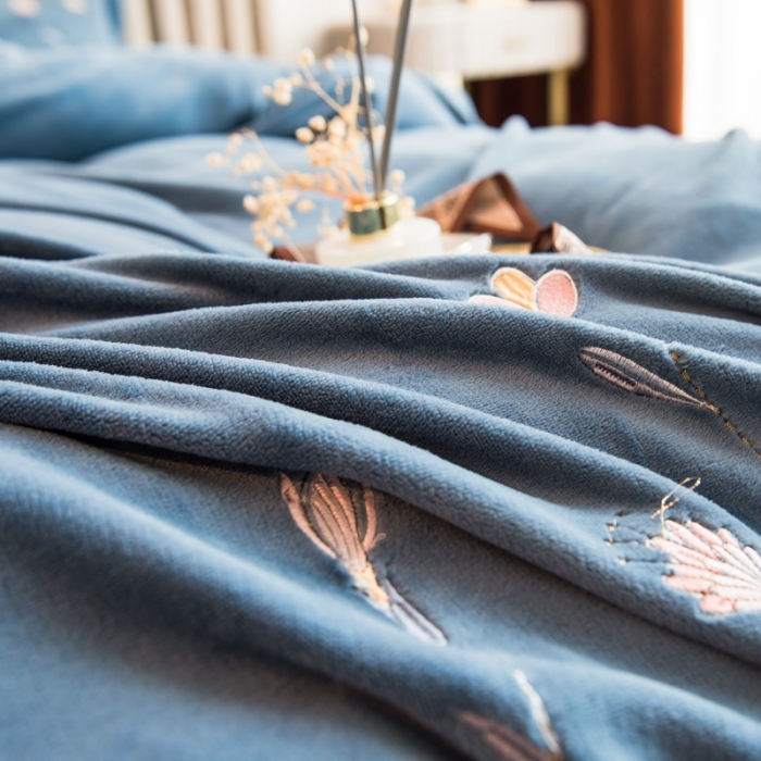 91家纺网 家纺一手货源 找家纺 绒博士240g法莱牛奶水晶宝宝贝贝魔法四件套-浪漫花丛 幽蓝