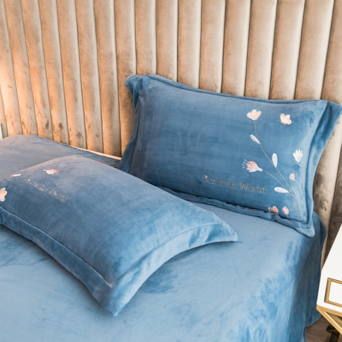 91家纺网 家纺一手货源 找家纺 绒博士240g法莱牛奶水晶宝宝贝贝魔法四件套-浪漫花丛 幽蓝