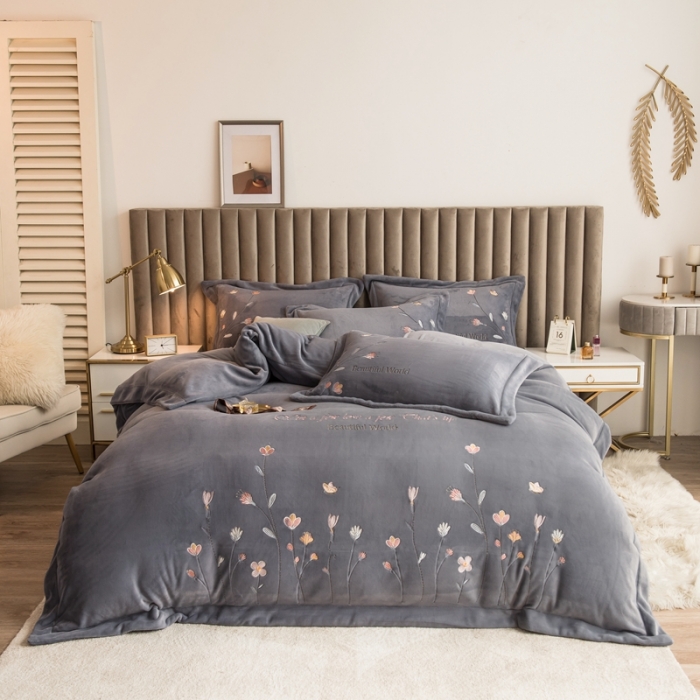 91家纺网 家纺一手货源 找家纺 绒博士240法莱牛奶水晶宝宝贝贝魔法四件套-浪漫花丛 灰色