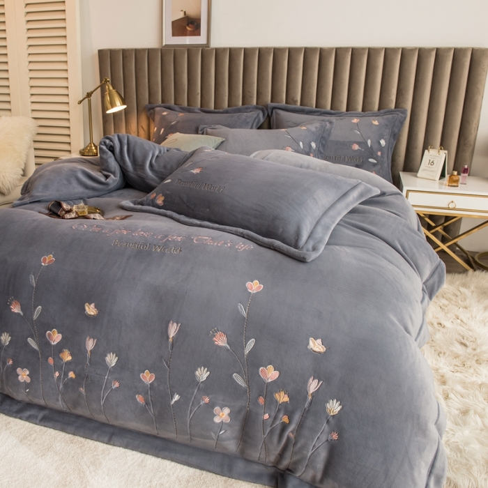 91家纺网 家纺一手货源 找家纺 绒博士240法莱牛奶水晶宝宝贝贝魔法四件套-浪漫花丛 灰色