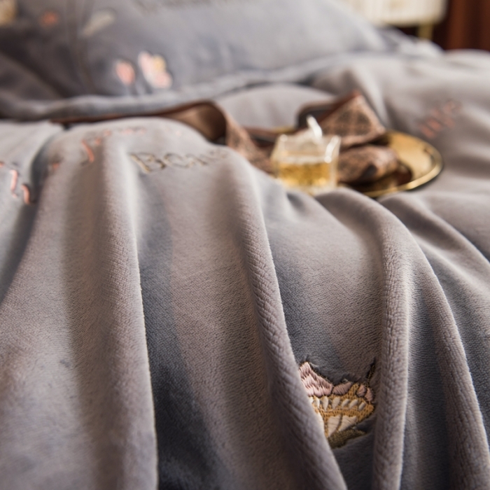 91家纺网 家纺一手货源 找家纺 绒博士240法莱牛奶水晶宝宝贝贝魔法四件套-浪漫花丛 灰色