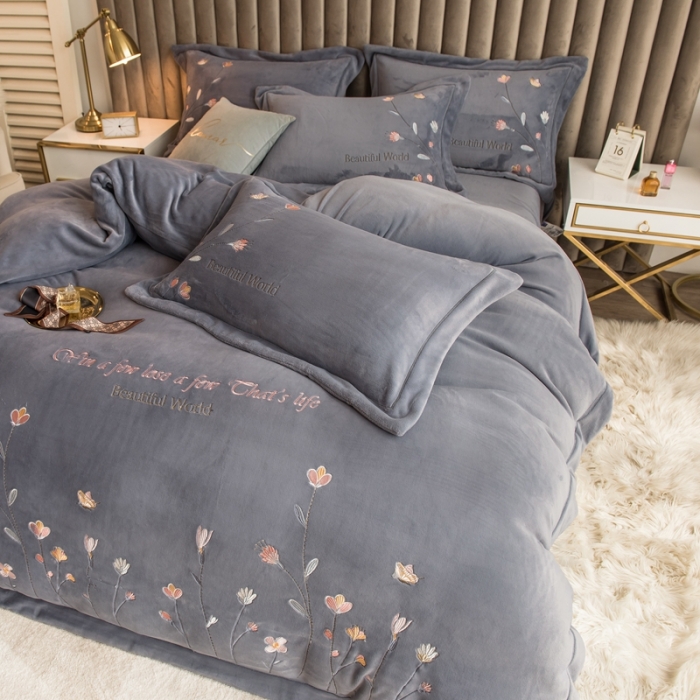 91家纺网 家纺一手货源 找家纺 绒博士240法莱牛奶水晶宝宝贝贝魔法四件套-浪漫花丛 灰色