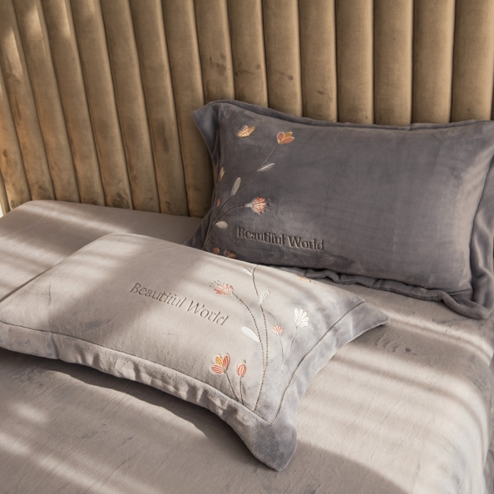 91家纺网 家纺一手货源 找家纺 绒博士240法莱牛奶水晶宝宝贝贝魔法四件套-浪漫花丛 灰色