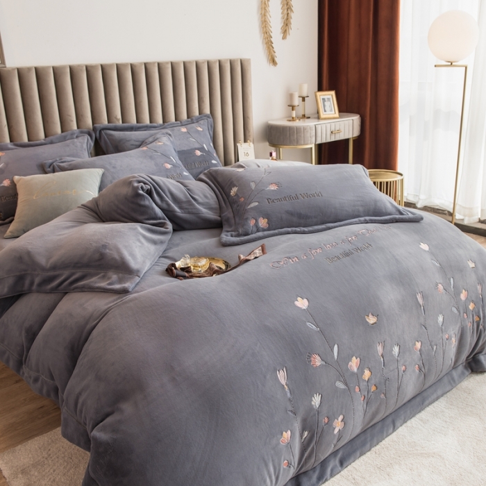 91家纺网 家纺一手货源 找家纺 绒博士240法莱牛奶水晶宝宝贝贝魔法四件套-浪漫花丛 灰色