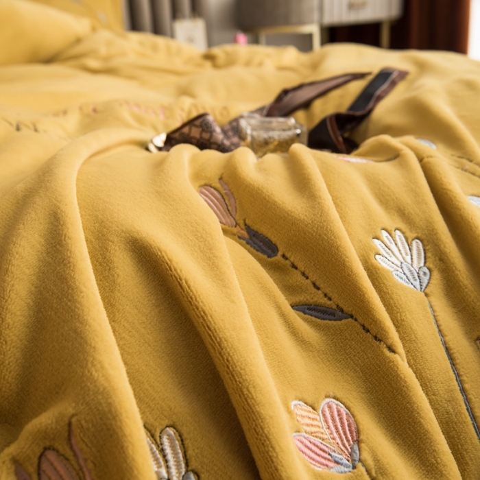 91家纺网 家纺一手货源 找家纺 绒博士240g法莱牛奶水晶宝宝贝贝魔法四件套-浪漫花丛柠檬黄