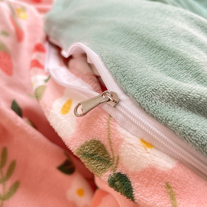 91家纺网 家纺一手货源 找家纺 安哆啦 2021新款220g牛奶绒简约款四件套 草莓兔