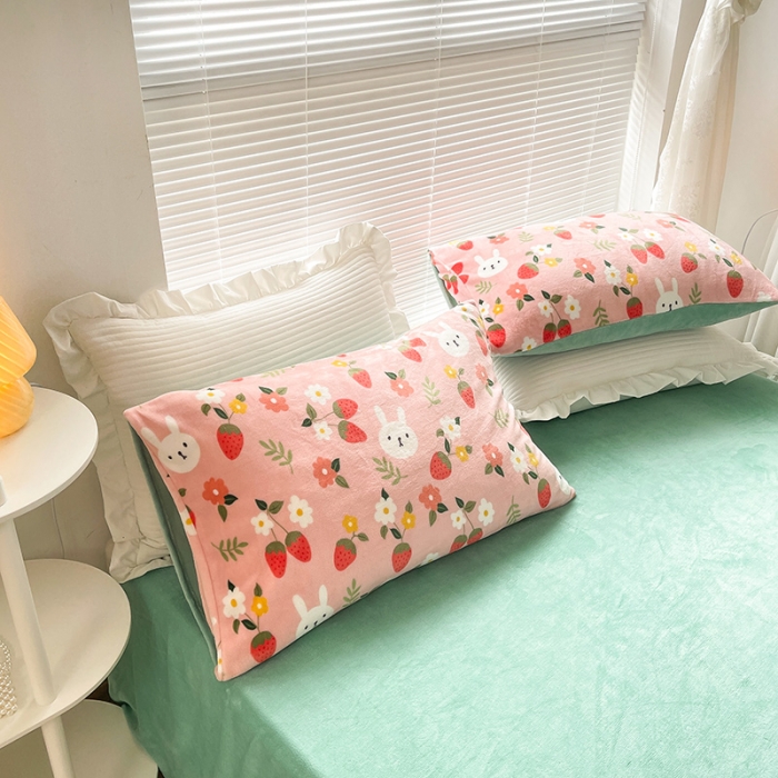 91家纺网 家纺一手货源 找家纺 安哆啦 2021新款220g牛奶绒简约款四件套 草莓兔