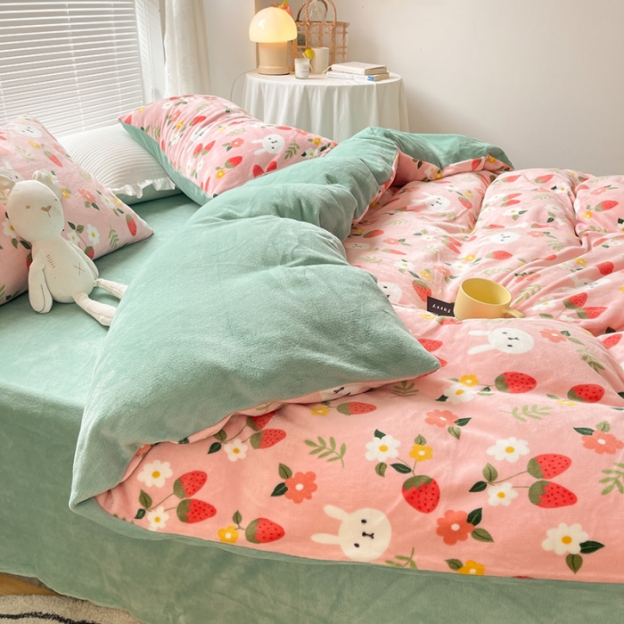 91家纺网 家纺一手货源 找家纺 安哆啦 2021新款220g牛奶绒简约款四件套 草莓兔