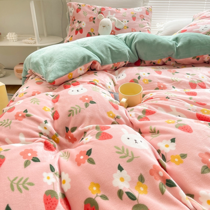 91家纺网 家纺一手货源 找家纺 安哆啦 2021新款220g牛奶绒简约款四件套 草莓兔