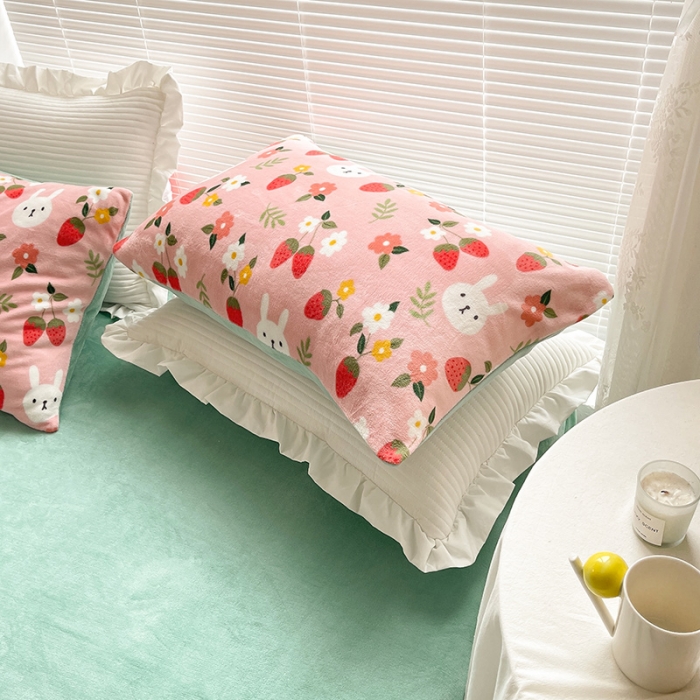 91家纺网 家纺一手货源 找家纺 安哆啦 2021新款220g牛奶绒简约款四件套 草莓兔