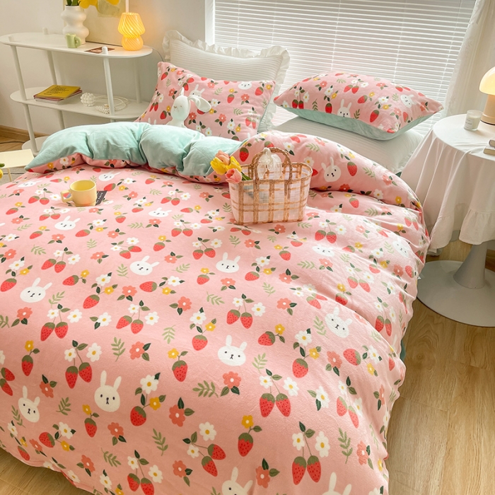 91家纺网 家纺一手货源 找家纺 安哆啦 2021新款220g牛奶绒简约款四件套 草莓兔