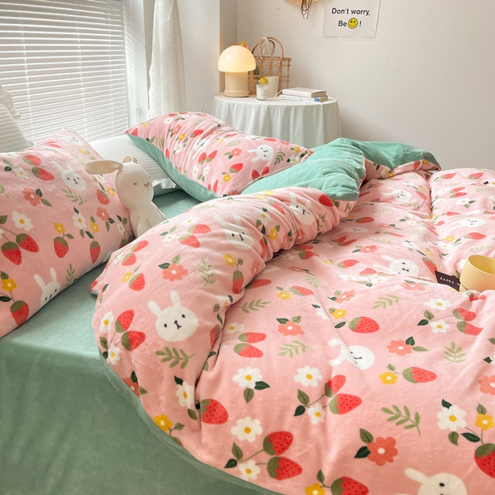 91家纺网 家纺一手货源 找家纺 安哆啦 2021新款220g牛奶绒简约款四件套 草莓兔