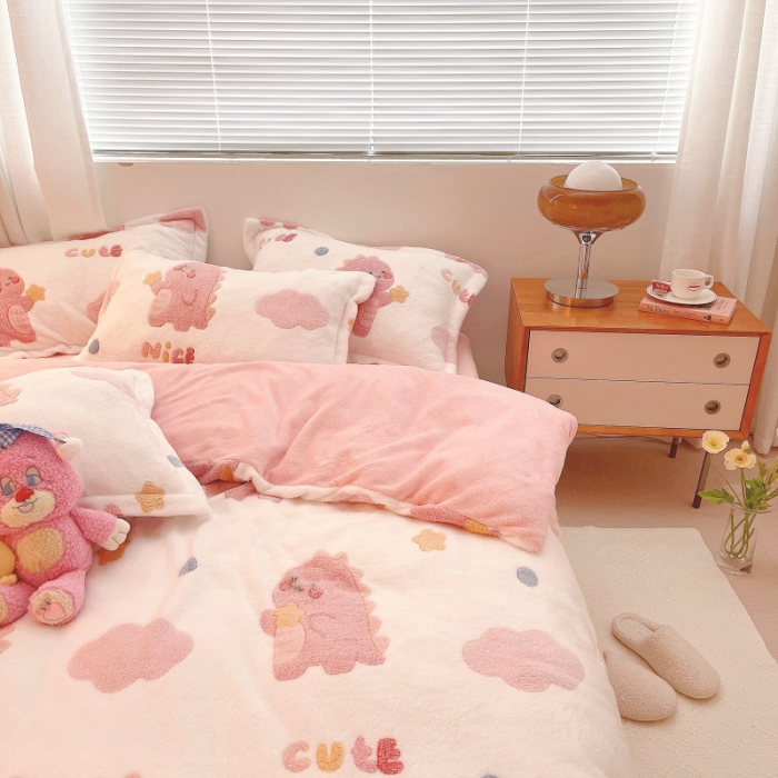 91家纺网 家纺一手货源 找家纺 川悦生活 2021新款立体雪花绒四件套直播供货爱心恐龙