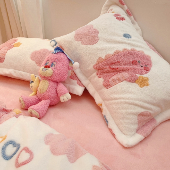 91家纺网 家纺一手货源 找家纺 川悦生活 2021新款立体雪花绒四件套直播供货爱心恐龙