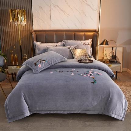 91家纺网 家纺一手货源 找家纺 2024新款220克加厚牛奶绒毛巾绣一字绣四件套枝香满园雅灰