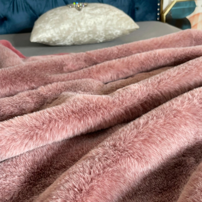 91家纺网 家纺一手货源 找家纺 凯轩毛毛毯毯子 2024新款仿雪狐毛皮毛毛毯毯子 雪狐粉