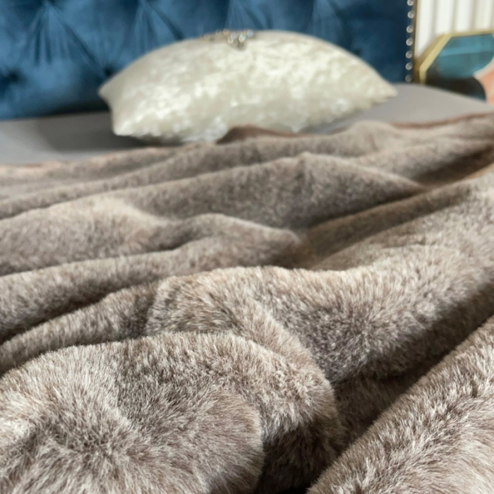 91家纺网 家纺一手货源 找家纺 凯轩毛毛毯毯子 2024新款仿雪狐毛皮毛毛毯毯子 雪狐灰