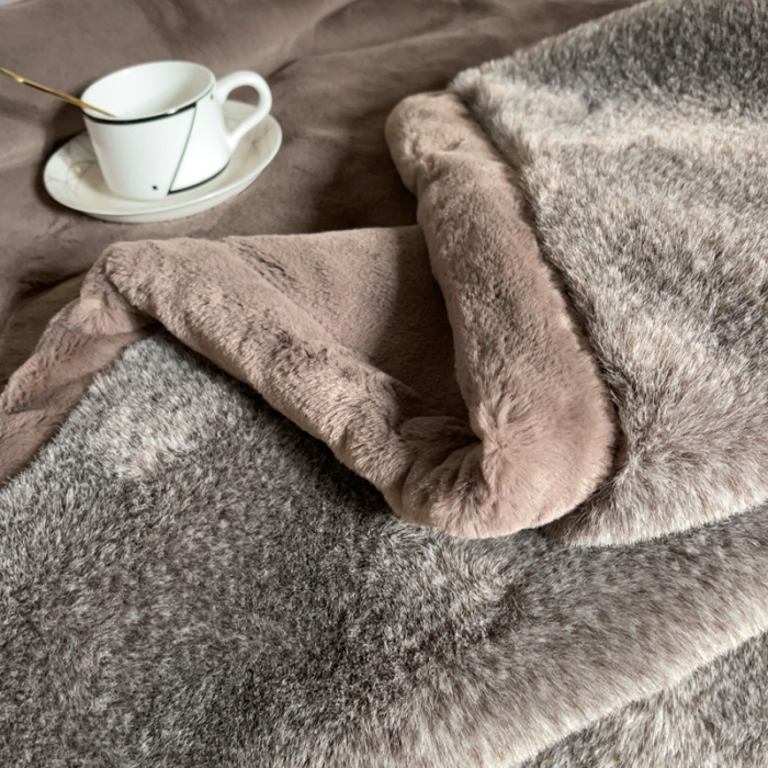 91家纺网 家纺一手货源 找家纺 凯轩毛毛毯毯子 2024新款仿雪狐毛皮毛毛毯毯子 雪狐灰