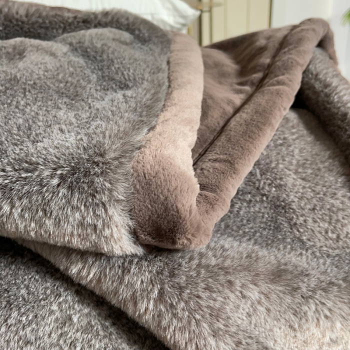 91家纺网 家纺一手货源 找家纺 凯轩毛毛毯毯子 2024新款仿雪狐毛皮毛毛毯毯子 雪狐灰