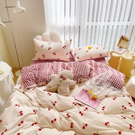 91家纺网 家纺一手货源 找家纺 圆岛 2021新款高克重牛奶绒ins小清新四件套 小樱桃