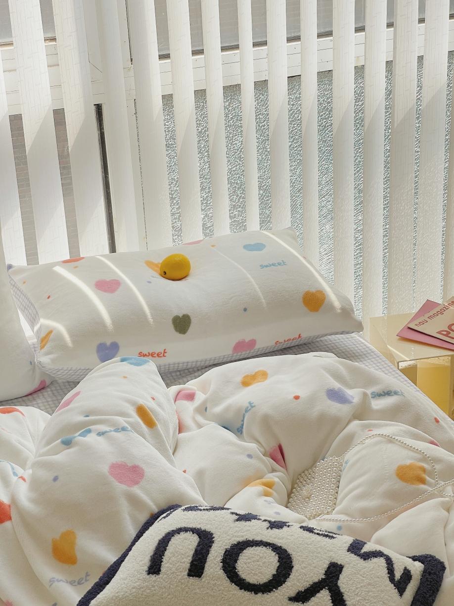 91家纺网 家纺一手货源 找家纺 圆岛 2021新款高克重牛奶绒ins小清新四件套 小心心