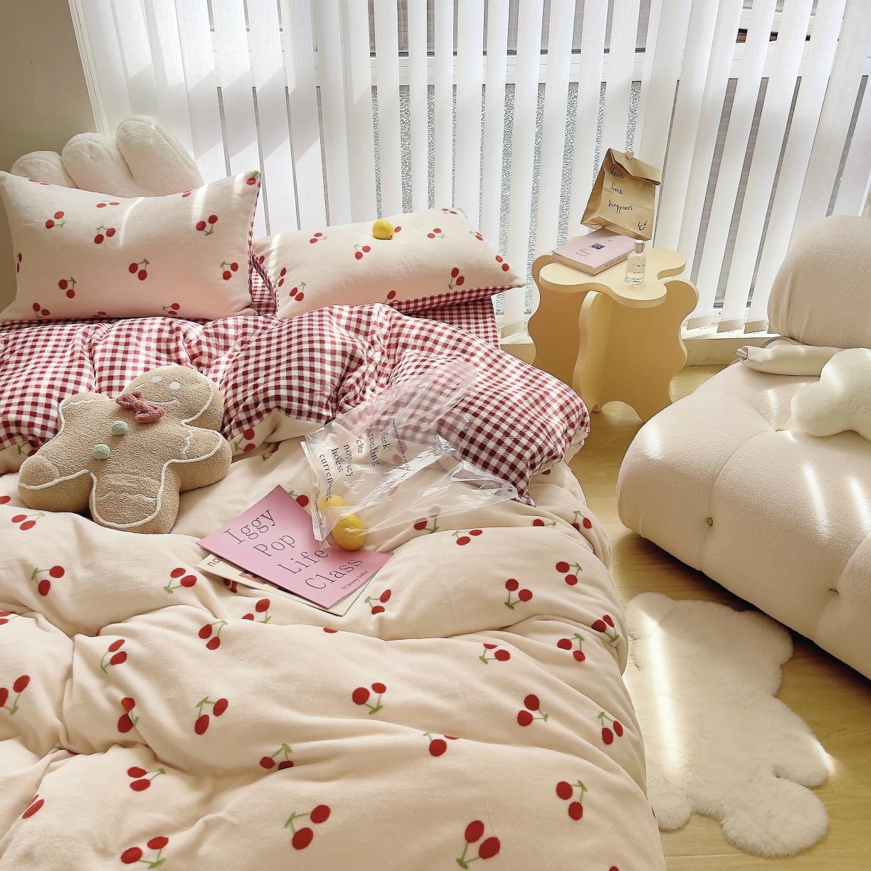 91家纺网 家纺一手货源 找家纺 圆岛 2021新款高克重牛奶绒ins小清新四件套 小樱桃