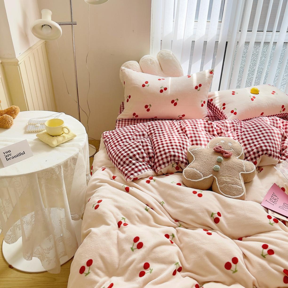 91家纺网 家纺一手货源 找家纺 圆岛 2021新款高克重牛奶绒ins小清新四件套 小樱桃