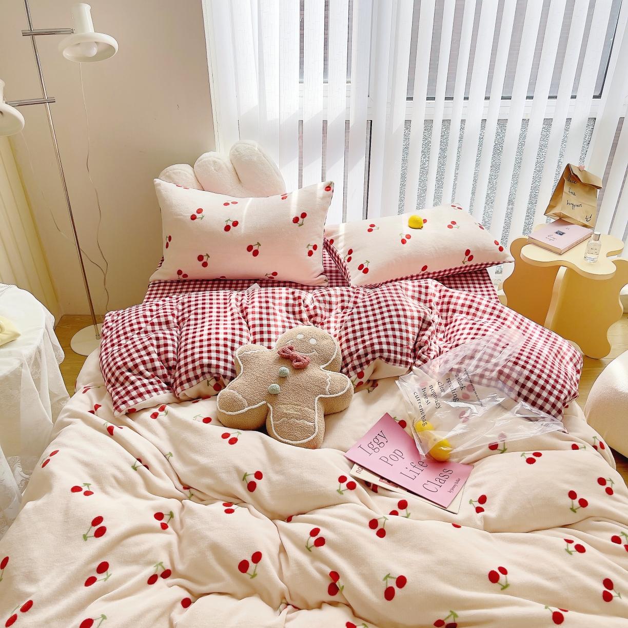 91家纺网 家纺一手货源 找家纺 圆岛 2021新款高克重牛奶绒ins小清新四件套 小樱桃