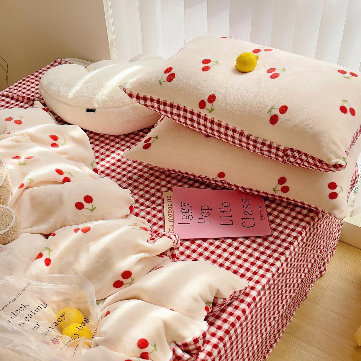 91家纺网 家纺一手货源 找家纺 圆岛 2021新款高克重牛奶绒ins小清新四件套 小樱桃