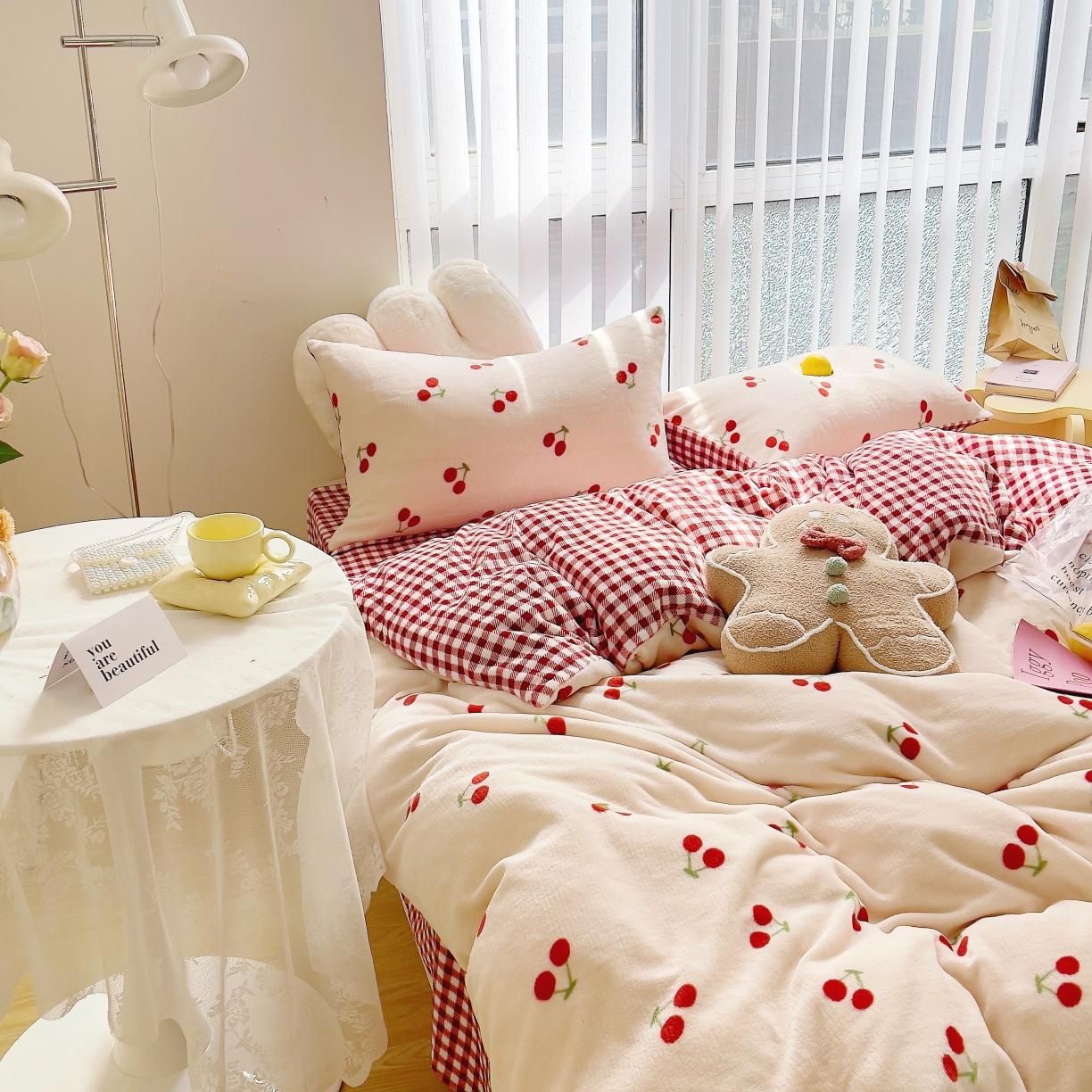 91家纺网 家纺一手货源 找家纺 圆岛 2021新款高克重牛奶绒ins小清新四件套 小樱桃